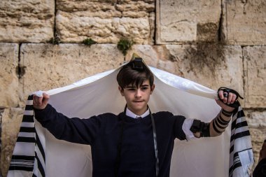 Kudüs, İsrail 28 Aralık 2023 'te bir Bar Mitzvah törenine katılan çocuk ve aile, İbrani geleneğine göre, Eski Kudüs şehrinin Batı Duvarı önünde bir dini tören düzenlenmiştir.