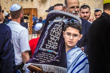 Kudüs, İsrail 28 Aralık 2023 'te bir Bar Mitzvah törenine katılan çocuk ve aile, İbrani geleneğine göre, Eski Kudüs şehrinin Batı Duvarı önünde bir dini tören düzenlenmiştir.