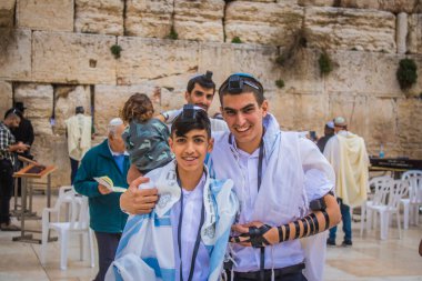Kudüs, İsrail 28 Aralık 2023 'te bir Bar Mitzvah törenine katılan çocuk ve aile, İbrani geleneğine göre, Eski Kudüs şehrinin Batı Duvarı önünde bir dini tören düzenlenmiştir.