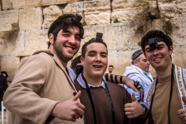 Kudüs, İsrail 28 Aralık 2023 'te bir Bar Mitzvah törenine katılan çocuk ve aile, İbrani geleneğine göre, Eski Kudüs şehrinin Batı Duvarı önünde bir dini tören düzenlenmiştir.