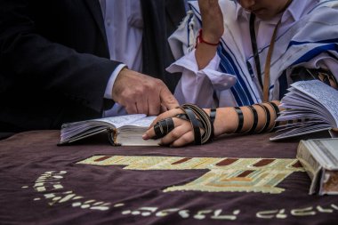 Kudüs, İsrail 28 Aralık 2023 'te bir Bar Mitzvah törenine katılan çocuk ve aile, İbrani geleneğine göre, Eski Kudüs şehrinin Batı Duvarı önünde bir dini tören düzenlenmiştir.
