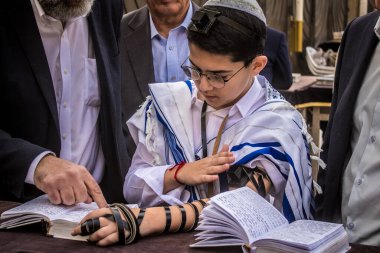 Kudüs, İsrail 28 Aralık 2023 'te bir Bar Mitzvah törenine katılan çocuk ve aile, İbrani geleneğine göre, Eski Kudüs şehrinin Batı Duvarı önünde bir dini tören düzenlenmiştir.
