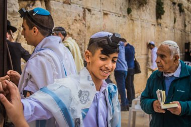 Kudüs, İsrail 28 Aralık 2023 'te bir Bar Mitzvah törenine katılan çocuk ve aile, İbrani geleneğine göre, Eski Kudüs şehrinin Batı Duvarı önünde bir dini tören düzenlenmiştir.