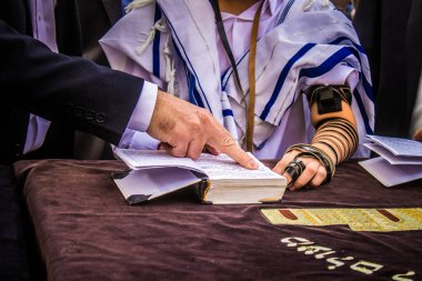 Kudüs, İsrail 28 Aralık 2023 'te bir Bar Mitzvah törenine katılan çocuk ve aile, İbrani geleneğine göre, Eski Kudüs şehrinin Batı Duvarı önünde bir dini tören düzenlenmiştir.