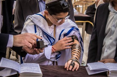 Kudüs, İsrail 28 Aralık 2023 'te bir Bar Mitzvah törenine katılan çocuk ve aile, İbrani geleneğine göre, Eski Kudüs şehrinin Batı Duvarı önünde bir dini tören düzenlenmiştir.