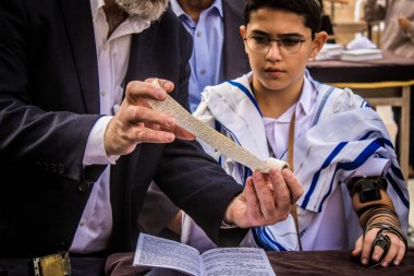 Kudüs, İsrail 28 Aralık 2023 'te bir Bar Mitzvah törenine katılan çocuk ve aile, İbrani geleneğine göre, Eski Kudüs şehrinin Batı Duvarı önünde bir dini tören düzenlenmiştir.