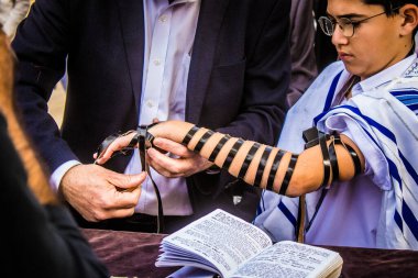 Kudüs, İsrail 28 Aralık 2023 'te bir Bar Mitzvah törenine katılan çocuk ve aile, İbrani geleneğine göre, Eski Kudüs şehrinin Batı Duvarı önünde bir dini tören düzenlenmiştir.