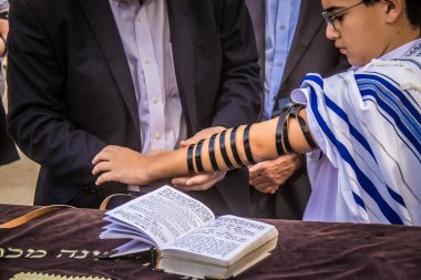Kudüs, İsrail 28 Aralık 2023 'te bir Bar Mitzvah törenine katılan çocuk ve aile, İbrani geleneğine göre, Eski Kudüs şehrinin Batı Duvarı önünde bir dini tören düzenlenmiştir.