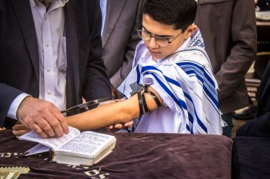 Kudüs, İsrail 28 Aralık 2023 'te bir Bar Mitzvah törenine katılan çocuk ve aile, İbrani geleneğine göre, Eski Kudüs şehrinin Batı Duvarı önünde bir dini tören düzenlenmiştir.