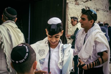 Kudüs, İsrail 28 Aralık 2023 'te bir Bar Mitzvah törenine katılan çocuk ve aile, İbrani geleneğine göre, Eski Kudüs şehrinin Batı Duvarı önünde bir dini tören düzenlenmiştir.