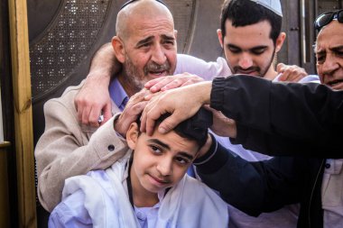 Kudüs, İsrail 28 Aralık 2023 'te bir Bar Mitzvah törenine katılan çocuk ve aile, İbrani geleneğine göre, Eski Kudüs şehrinin Batı Duvarı önünde bir dini tören düzenlenmiştir.