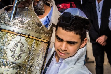 Kudüs, İsrail 28 Aralık 2023 'te bir Bar Mitzvah törenine katılan çocuk ve aile, İbrani geleneğine göre, Eski Kudüs şehrinin Batı Duvarı önünde bir dini tören düzenlenmiştir.