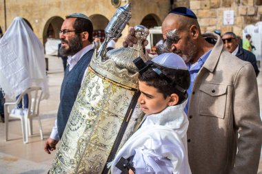 Kudüs, İsrail 28 Aralık 2023 'te bir Bar Mitzvah törenine katılan çocuk ve aile, İbrani geleneğine göre, Eski Kudüs şehrinin Batı Duvarı önünde bir dini tören düzenlenmiştir.