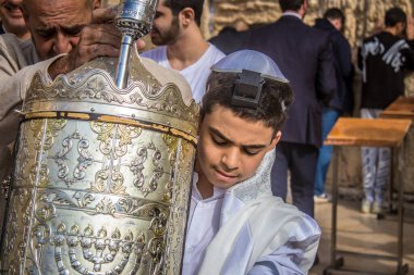 Kudüs, İsrail 28 Aralık 2023 'te bir Bar Mitzvah törenine katılan çocuk ve aile, İbrani geleneğine göre, Eski Kudüs şehrinin Batı Duvarı önünde bir dini tören düzenlenmiştir.