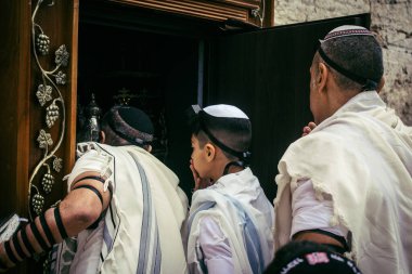 Kudüs, İsrail 28 Aralık 2023 'te bir Bar Mitzvah törenine katılan çocuk ve aile, İbrani geleneğine göre, Eski Kudüs şehrinin Batı Duvarı önünde bir dini tören düzenlenmiştir.