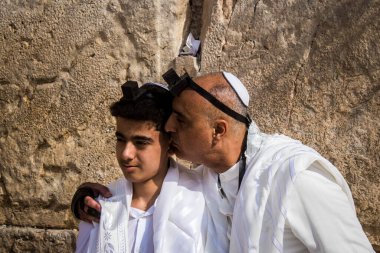 Kudüs, İsrail 28 Aralık 2023 'te bir Bar Mitzvah törenine katılan çocuk ve aile, İbrani geleneğine göre, Eski Kudüs şehrinin Batı Duvarı önünde bir dini tören düzenlenmiştir.