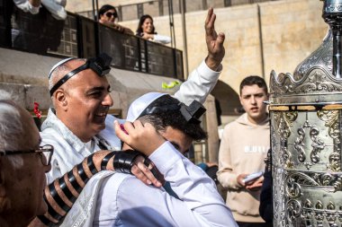 Kudüs, İsrail 28 Aralık 2023 'te bir Bar Mitzvah törenine katılan çocuk ve aile, İbrani geleneğine göre, Eski Kudüs şehrinin Batı Duvarı önünde bir dini tören düzenlenmiştir.