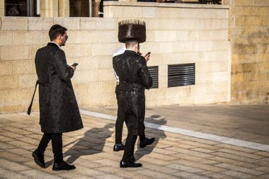 Kudüs, İsrail 28 Aralık 2023 'te Batı Duvarı' nda namaz kılan Yahudiler İsrail Hamas 'la savaşta olmasına rağmen Kudüs' ün eski şehrindeki kutsal bir yer olan Kotel 'e gelmeye devam ediyor.