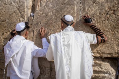 Kudüs, İsrail 28 Aralık 2023 'te Batı Duvarı' nda namaz kılan Yahudiler İsrail Hamas 'la savaşta olmasına rağmen Kudüs' ün eski şehrindeki kutsal bir yer olan Kotel 'e gelmeye devam ediyor.