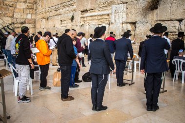 Kudüs, İsrail 28 Aralık 2023 'te Batı Duvarı' nda namaz kılan Yahudiler İsrail Hamas 'la savaşta olmasına rağmen Kudüs' ün eski şehrindeki kutsal bir yer olan Kotel 'e gelmeye devam ediyor.