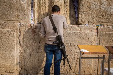 Kudüs, İsrail 28 Aralık 2023 'te Batı Duvarı' nda namaz kılan Yahudiler İsrail Hamas 'la savaşta olmasına rağmen Kudüs' ün eski şehrindeki kutsal bir yer olan Kotel 'e gelmeye devam ediyor.