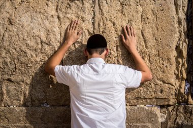 Kudüs, İsrail 28 Aralık 2023 'te Batı Duvarı' nda namaz kılan Yahudiler İsrail Hamas 'la savaşta olmasına rağmen Kudüs' ün eski şehrindeki kutsal bir yer olan Kotel 'e gelmeye devam ediyor.