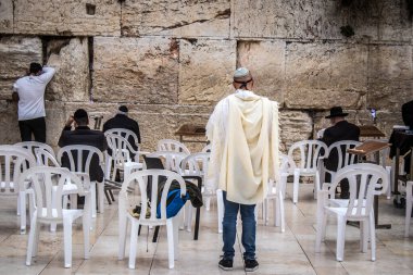 Kudüs, İsrail 28 Aralık 2023 'te Batı Duvarı' nda namaz kılan Yahudiler İsrail Hamas 'la savaşta olmasına rağmen Kudüs' ün eski şehrindeki kutsal bir yer olan Kotel 'e gelmeye devam ediyor.