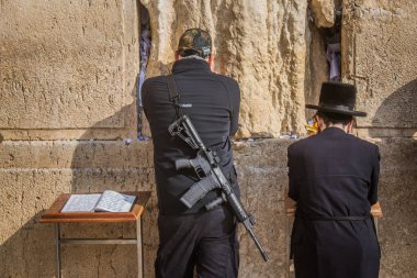 Kudüs, İsrail 28 Aralık 2023 'te Batı Duvarı' nda namaz kılan Yahudiler İsrail Hamas 'la savaşta olmasına rağmen Kudüs' ün eski şehrindeki kutsal bir yer olan Kotel 'e gelmeye devam ediyor.