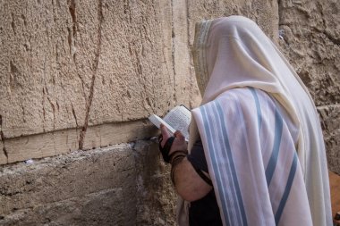 Kudüs, İsrail 28 Aralık 2023 'te Batı Duvarı' nda namaz kılan Yahudiler İsrail Hamas 'la savaşta olmasına rağmen Kudüs' ün eski şehrindeki kutsal bir yer olan Kotel 'e gelmeye devam ediyor.