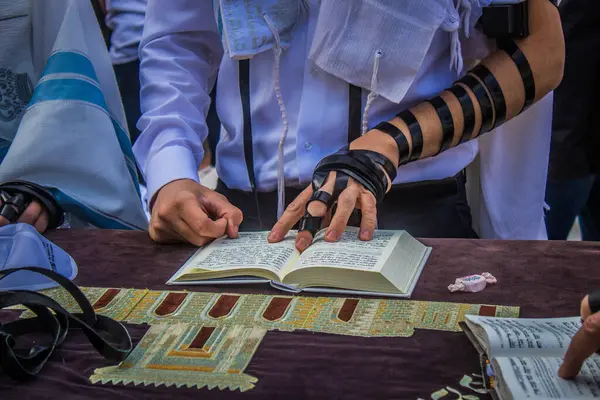 Kudüs, İsrail 28 Aralık 2023 'te bir Bar Mitzvah törenine katılan çocuk ve aile, İbrani geleneğine göre, Eski Kudüs şehrinin Batı Duvarı önünde bir dini tören düzenlenmiştir.