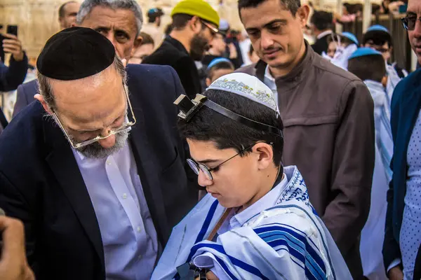 Kudüs, İsrail 28 Aralık 2023 'te bir Bar Mitzvah törenine katılan çocuk ve aile, İbrani geleneğine göre, Eski Kudüs şehrinin Batı Duvarı önünde bir dini tören düzenlenmiştir.