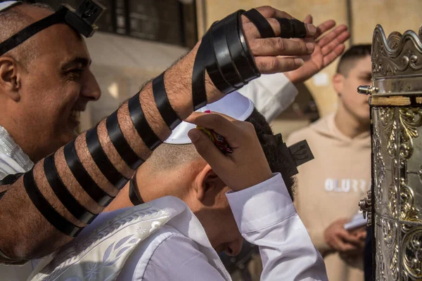 Kudüs, İsrail 28 Aralık 2023 'te bir Bar Mitzvah törenine katılan çocuk ve aile, İbrani geleneğine göre, Eski Kudüs şehrinin Batı Duvarı önünde bir dini tören düzenlenmiştir.
