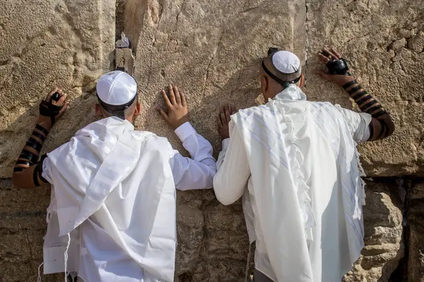 Kudüs, İsrail 28 Aralık 2023 'te Batı Duvarı' nda namaz kılan Yahudiler İsrail Hamas 'la savaşta olmasına rağmen Kudüs' ün eski şehrindeki kutsal bir yer olan Kotel 'e gelmeye devam ediyor.