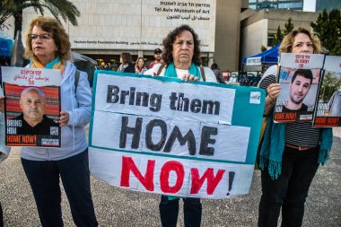 Tel Aviv, İsrail - 31 Aralık 2023 İsrail vatandaşı Kızıl Haç 'ı protesto etti. Dünya örgütünün kaçırılan Yahudi rehineleri desteklemek için gerekli olan şeyi yapmadığına inanıyor. 