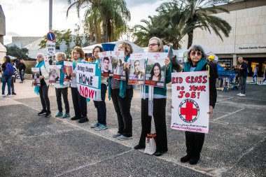 Tel Aviv, İsrail 2 Ocak 2024 İsrail bir İsrail vatandaşı Kızıl Haç 'a karşı gösteri yapıyor. Dünya örgütünün Hamas tarafından kaçırılan ve Gazze Şeridi' nde hapsedilen Yahudi rehineleri desteklemek için gereken şeyi yapmadığına inanıyor.