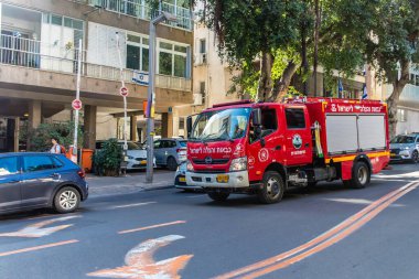Tel Aviv, İsrail 01 Ocak 2024 İsrail 'de bir İsrail itfaiye aracı Tel Aviv sokaklarından geçiyor.