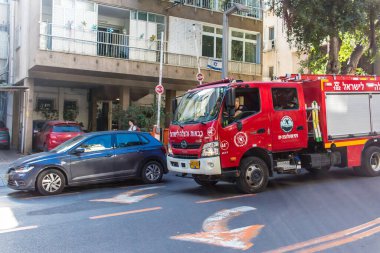 Tel Aviv, İsrail 01 Ocak 2024 İsrail 'de bir İsrail itfaiye aracı Tel Aviv sokaklarından geçiyor.