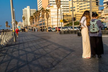 Tel Aviv, İsrail 01 Ocak 2024 Shlomo Lahat Promenade, belediye meclisi yürüyüş yollarını ve yüzme alanlarını ayırmaya karar verdi.