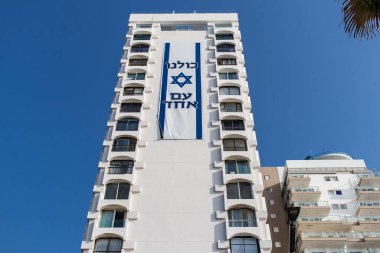 Tel Aviv, İsrail 01 Ocak 2024 Shlomo Lahat Promenade, belediye meclisi yürüyüş yollarını ve yüzme alanlarını ayırmaya karar verdi.