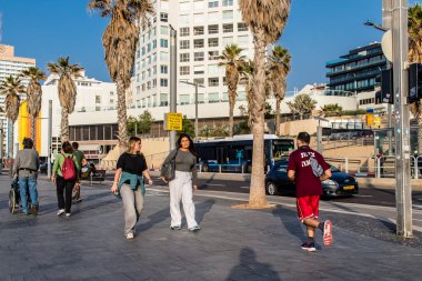 Tel Aviv, İsrail 01 Ocak 2024 Shlomo Lahat Promenade, belediye meclisi yürüyüş yollarını ve yüzme alanlarını ayırmaya karar verdi.