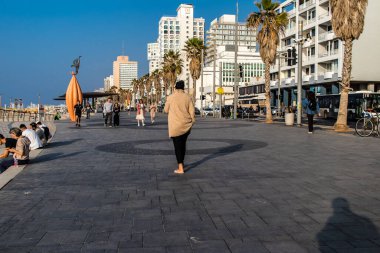 Tel Aviv, İsrail 01 Ocak 2024 Shlomo Lahat Promenade, belediye meclisi yürüyüş yollarını ve yüzme alanlarını ayırmaya karar verdi.