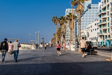 Tel Aviv, İsrail 01 Ocak 2024 Shlomo Lahat Promenade, belediye meclisi yürüyüş yollarını ve yüzme alanlarını ayırmaya karar verdi.