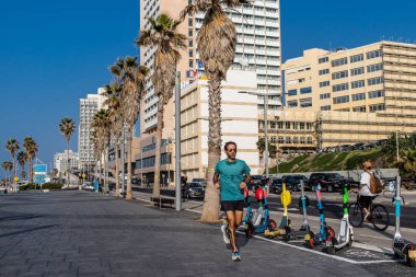 Tel Aviv, İsrail 01 Ocak 2024 Shlomo Lahat Promenade, belediye meclisi yürüyüş yollarını ve yüzme alanlarını ayırmaya karar verdi.
