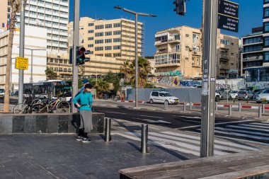 Tel Aviv, İsrail 01 Ocak 2024 Shlomo Lahat Promenade, belediye meclisi yürüyüş yollarını ve yüzme alanlarını ayırmaya karar verdi.