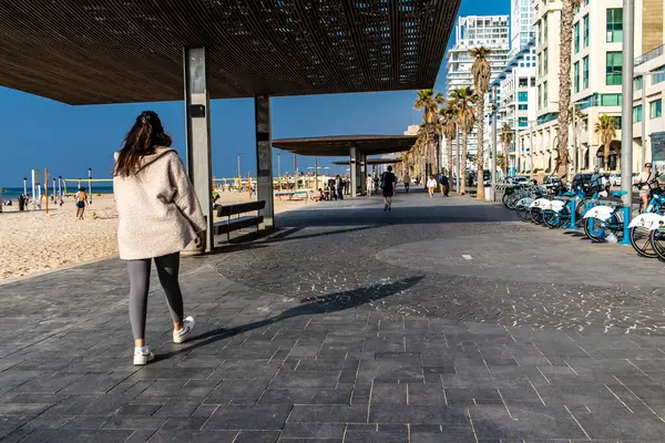 Tel Aviv, İsrail 01 Ocak 2024 Shlomo Lahat Promenade, belediye meclisi yürüyüş yollarını ve yüzme alanlarını ayırmaya karar verdi.