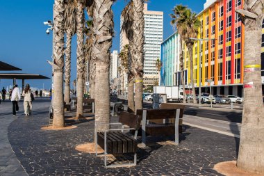 Tel Aviv, İsrail 01 Ocak 2024 Shlomo Lahat Promenade, belediye meclisi yürüyüş yollarını ve yüzme alanlarını ayırmaya karar verdi.