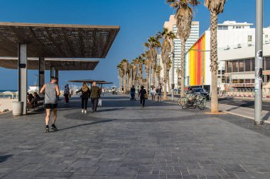 Tel Aviv, İsrail 01 Ocak 2024 Shlomo Lahat Promenade, belediye meclisi yürüyüş yollarını ve yüzme alanlarını ayırmaya karar verdi.