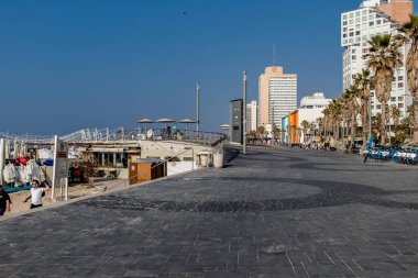 Tel Aviv, İsrail 01 Ocak 2024 Shlomo Lahat Promenade, belediye meclisi yürüyüş yollarını ve yüzme alanlarını ayırmaya karar verdi.