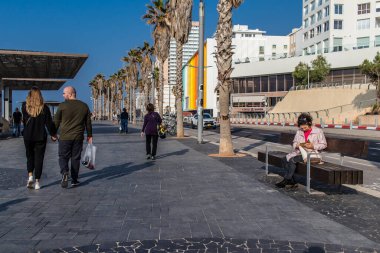Tel Aviv, İsrail 01 Ocak 2024 Shlomo Lahat Promenade, belediye meclisi yürüyüş yollarını ve yüzme alanlarını ayırmaya karar verdi.