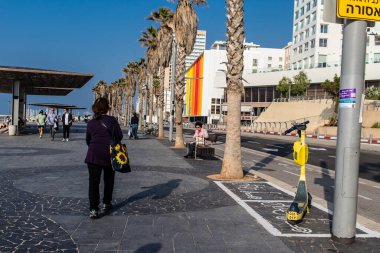 Tel Aviv, İsrail 01 Ocak 2024 Shlomo Lahat Promenade, belediye meclisi yürüyüş yollarını ve yüzme alanlarını ayırmaya karar verdi.